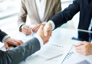 apreton-manos-primer-plano-ejecutivos_1098-1384